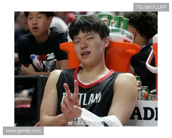 杨瀚森幽默谈与老师亲密互动期待未来更精彩表现